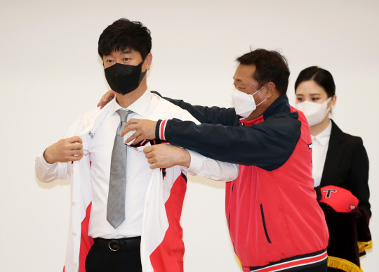 6일 오후 광주 서구 '기아 오토랜드 광주' 대강당에서 열린 KIA타이거즈 김종국 감독 취임식에서 최준영 대표이사가 김 감독에게 유니폼을 전달하고 있다.  연합뉴스